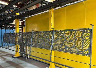 portail thermolaquage gris sur fond jaune